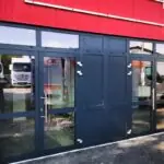 Portes, fenêtres, vitrines, portes industrielles d’un complexe entreprise & commerces 2
